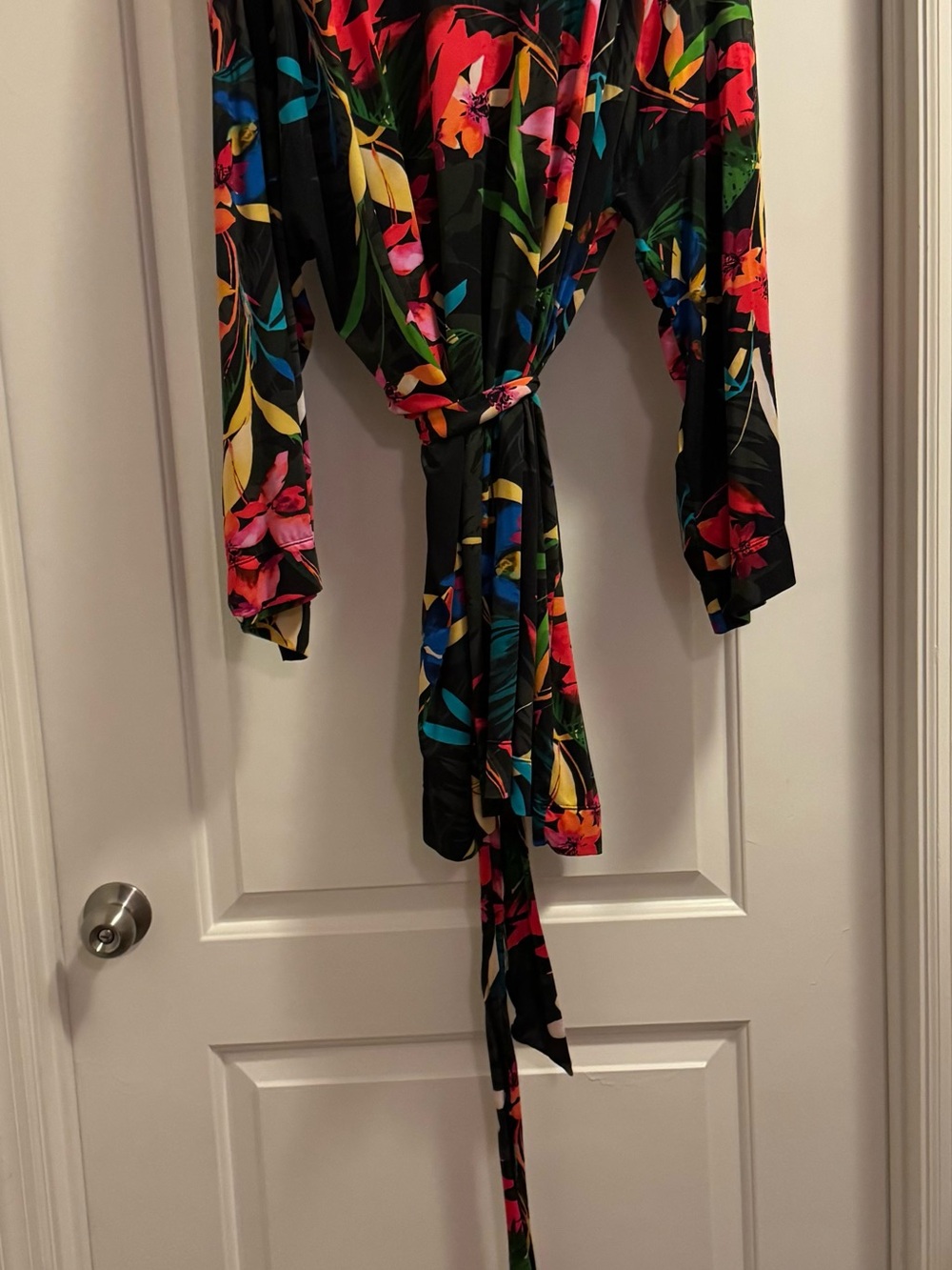 Cacique Satin Floral Kimono Robe Belted Tie V-Neck Black Multi Plus size 22/24.